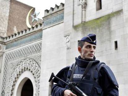 Policial francês vigia entrada de mesquita em Paris.