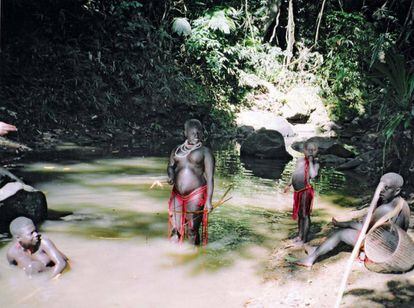 Mulheres da tribo jarawa, nas ilhas Andamão (Índia).