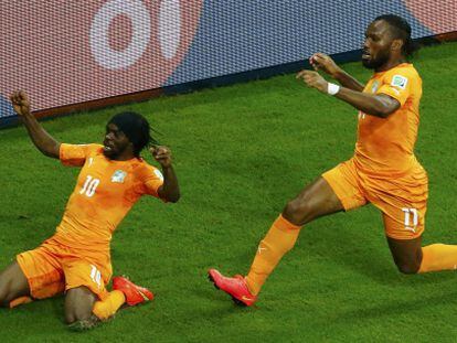 Gervinho e Drogba comemoram o gol da vitória.
