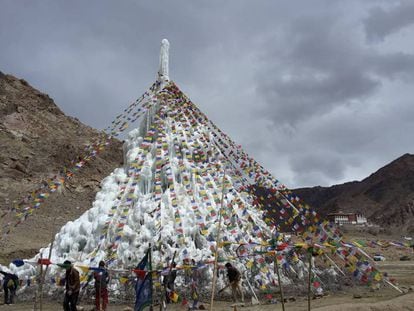 Estupa de gelo perto do monastério de Phyang, Ladakh, em abril de 2016