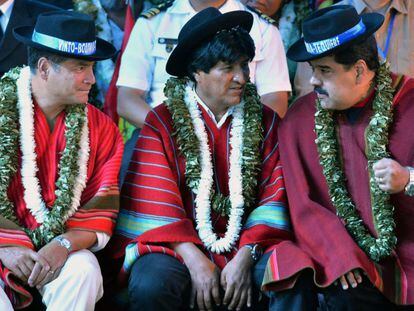 Maduro conversa com Morales e Correa, em uma reunião na Bolívia.