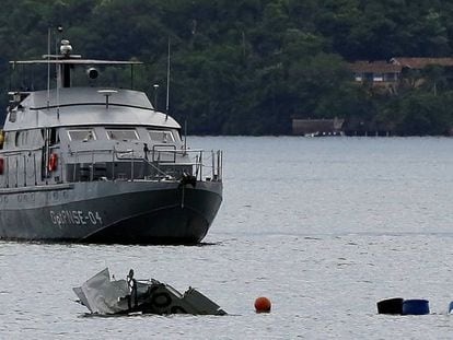 Um barco da Marinha no lugar da queda da aeronave, na costa de Paraty.