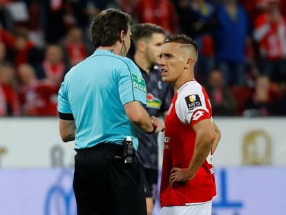 Pablo de Blasis conversa com o árbitro antes de bater o pênalti para o Mainz.