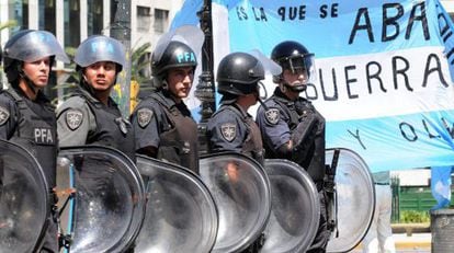 Policiais federais nas ruas de Buenos Aires.