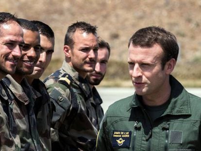 Emmanuel Macron visitou na quinta-feira as tropas no sul da França.