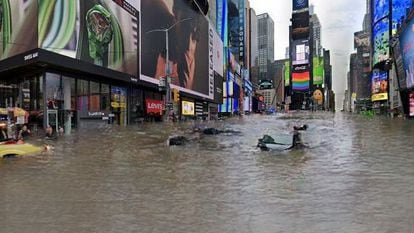 Simulação de inundação na praça Times Square, em Nova York. Um algoritmo encheu de água uma foto retirada do Google Street View.