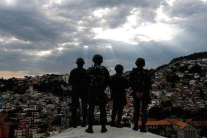 Um país farto da violência: membros das Forças Armadas em operação em uma favela do Rio