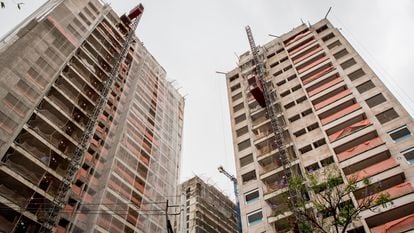Prédios em construção na zona oeste de São Paulo.