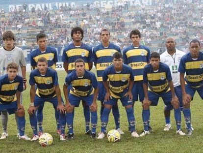 Fabinho, último da esquerda para a direita, posa com time sub-20 do Paulínia FC. Agachado, o terceiro da esquerda para a direita é Gabriel, hoje no Corinthians.