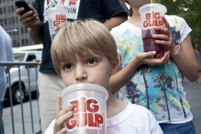 Dois garotos durante um protesto contra a proposta de proibir os refrigerantes em Nova York.