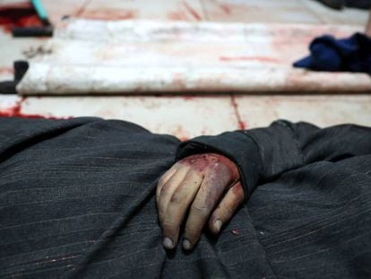 Corpo de um homem morto na cidade de Duma, na região de Guta Oriental, em março