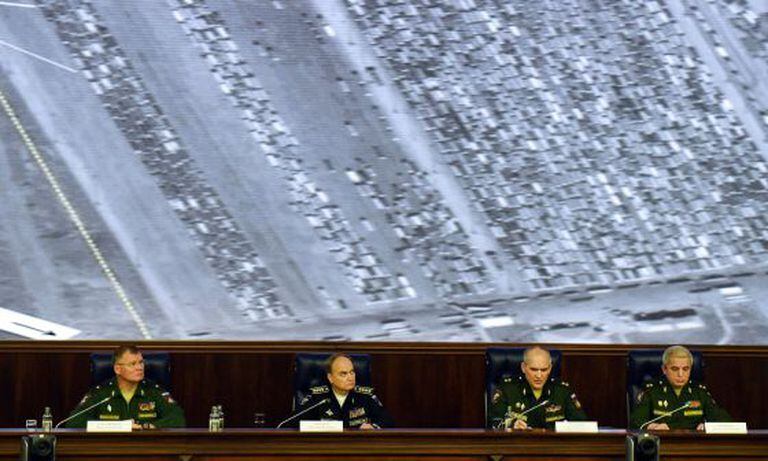 Oficiais do Ministério da Defesa russo mostram em conferência de imprensa as supostas provas do comércio ilegal de petróleo do EI com a Turquia. Na imagem, uma concentração de caminhões na fronteira da Turquia com o Iraque.