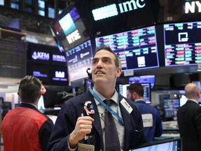 Um corretor da bolsa acompanha a evolução dos índices em Wall Street.