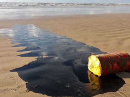 Depois dos incêndios na Amazônia, petróleo de origem desconhecida contaminam há semanas ao menos 130 praias em nove Estados do Nordeste. Bolsonaro cogita  crime 