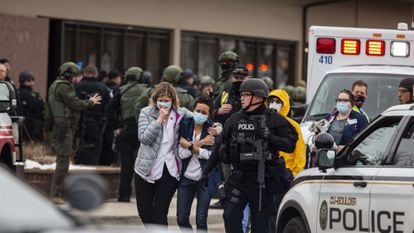 Funcionárias do supermercado deixam o local do massacre, nesta segunda-feira, em Boulder, Estado do Colorado (sudoeste dos EUA).