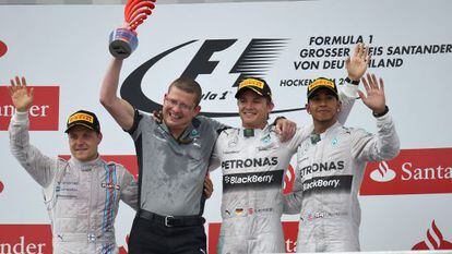 Rosberg celebra a vitória com Hamilton (segundo) e Vottas (terceiro).