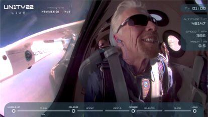 O bilionário Richard Branson sorri a bordo da nave ‘Unity’, da Virgin Galactic.