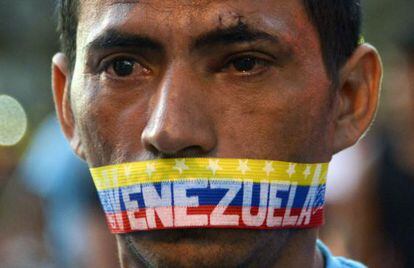 Um homem em um dos protestos de 23 de fevereiro em Caracas.