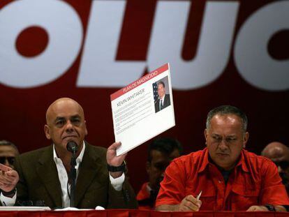Jorge Rodríguez e Diosdado Cabello apresentando o suposto complô.
