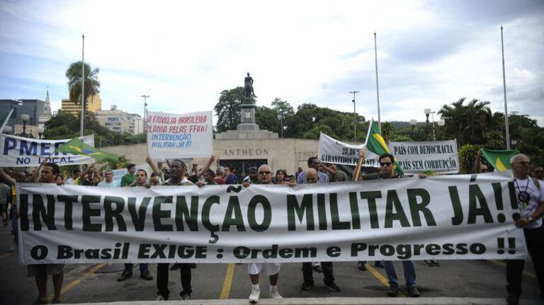 Manifestante pedem intervenção militar no país durante protesto no Rio de Janeiro em março de 2014