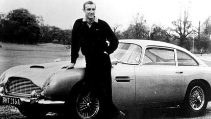 Connery posa com um Aston Martin DB5, de 1964.