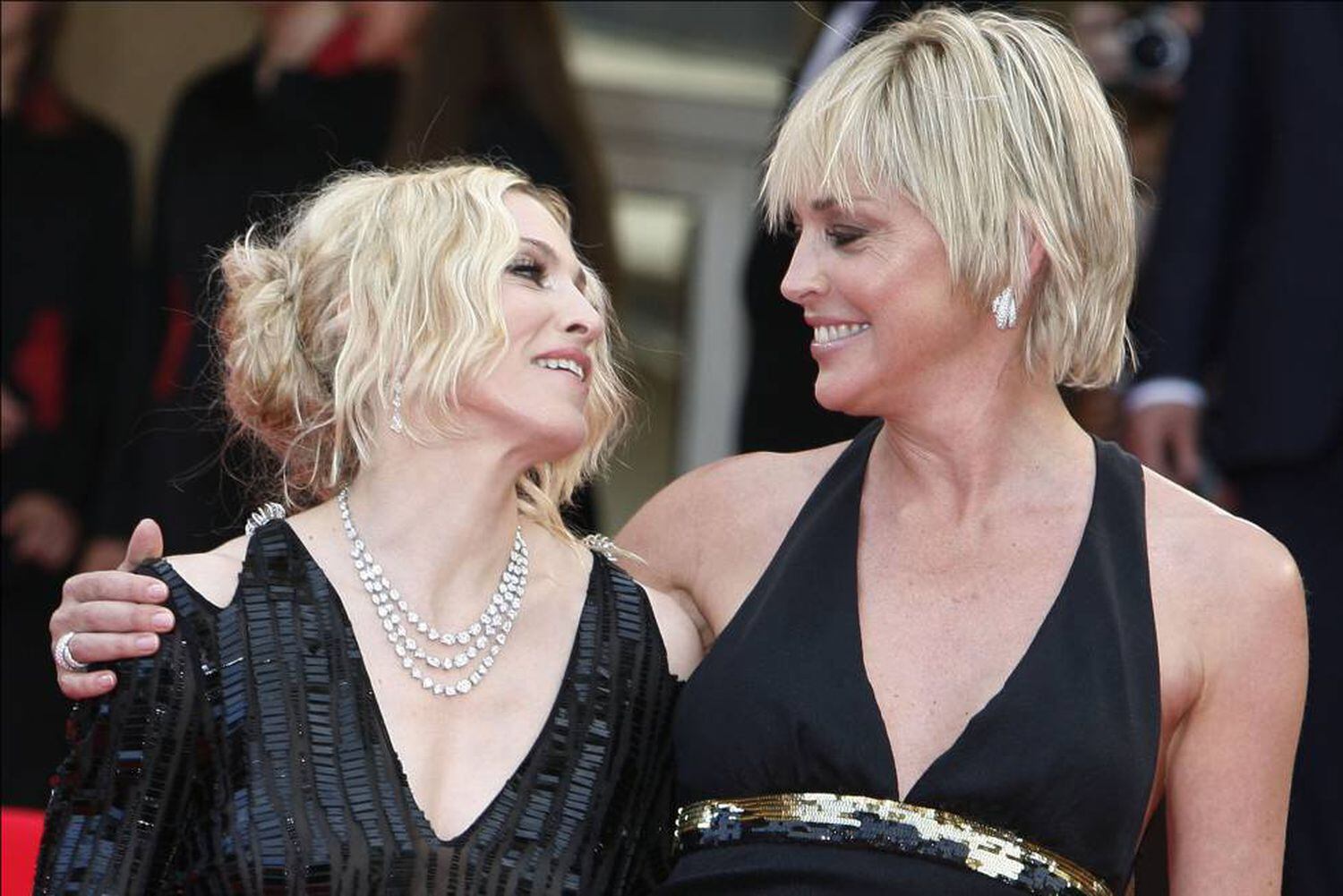 A imprensa as contrapôs durante anos, mas Sharon Stone e Madonna demonstraram que tinham uma relação cordial, posando frequentemente juntas para as câmeras. Nesta imagem, por exemplo, estão no Festival de Cannes de 2008.