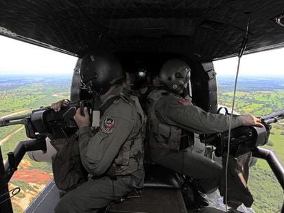 Um helicóptero venezuelano sobrevoa o Estado de Táchira.