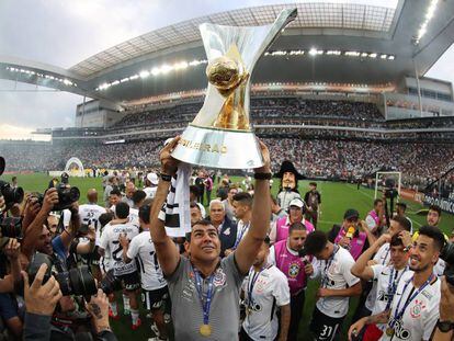 Carille ergue a taça de campeão brasileiro de 2017.