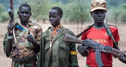 Assim é a realidade na região sul-sudanesa de Equatória Oriental, na fronteira com Uganda, onde os jovens armados fazem patrulhas para proteger o seu gado