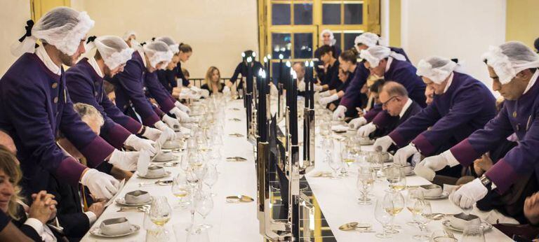 Mesa inspirada nos jantares reais no restaurante Oré de Alain Ducasse, no palácio de Versalhes de Paris.