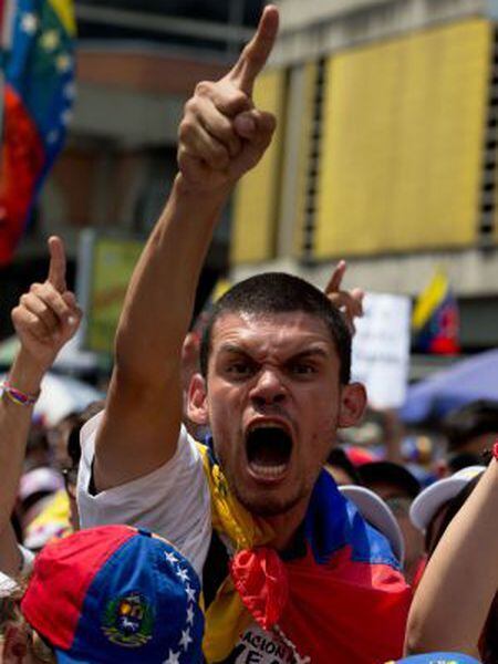 Um estudante opositor protesta contra Nicolás Maduro.