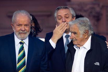 Alberto Fernández (centro) com Lula (à esq) e José Mujica nesta sexta-feira em Buenos Aires.