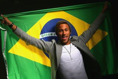Neymar envolto na bandeira de Brasil.