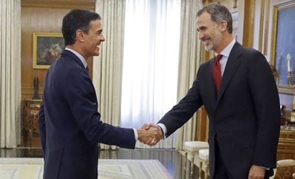 O Rei saúda a Pedro Sánchez na ronda de consultas o passado 6 de junho.