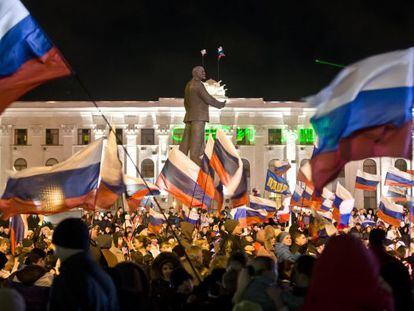 Multidão comemora com bandeiras russas em Simferopol.