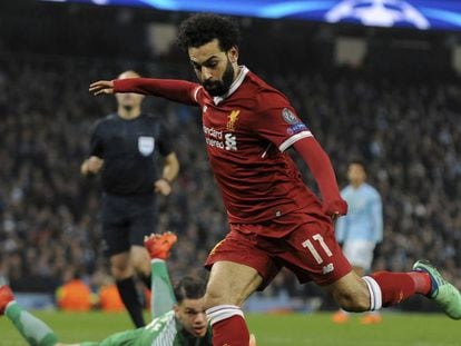 Salah marca gol contra o Manchester City pelas quartas de final da Champions League.