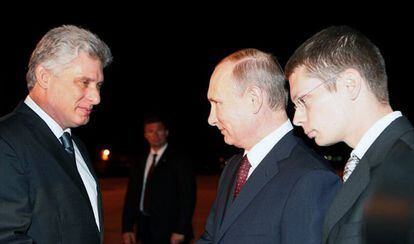 O primeiro vice-presidente de Cuba, à esquerda, recebe Putin no aeroporto de Havana.