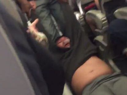 Vários dos presentes no avião publicaram vídeos nas redes sociais registrando o momento da expulsão