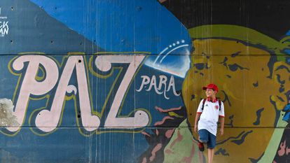 Graffiti com a inscri&ccedil;&atilde;o &quot;Paz para o povo&quot;em Cali, Colombia.