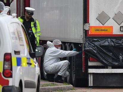 Peritos da polícia britânica examinam o caminhão em que viajavam os 39 mortos, em Londres.