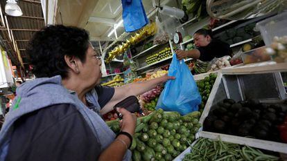 Mulher faz compras na Cidade do México