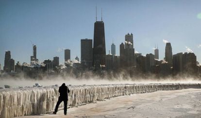 Homem tira foto na orla do lago Míchigan em Chicago, nesta quarta-feira
