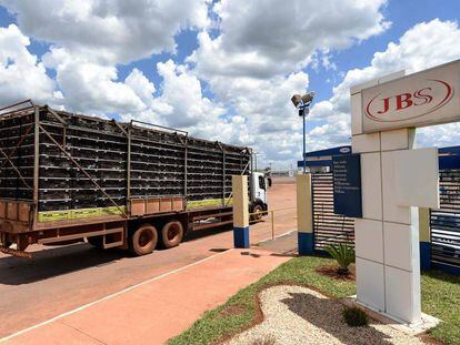 Caminhão com frango chega a unidade da JBS-Friboi próximo a Brasília.