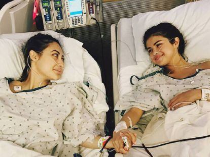 Selena Gomez ao lado da amiga que lhe doou um rim, em foto divulgada no Instagram.