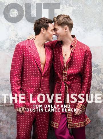Pijama, roupão e um gesto de cumplicidade. Daley, com seu namorado, Dustin Lance Black, na capa da revista Out.