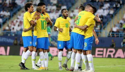 Brasileiros comemoram gol marcado por Gabriel Jesus contra a Arábia Saudita.