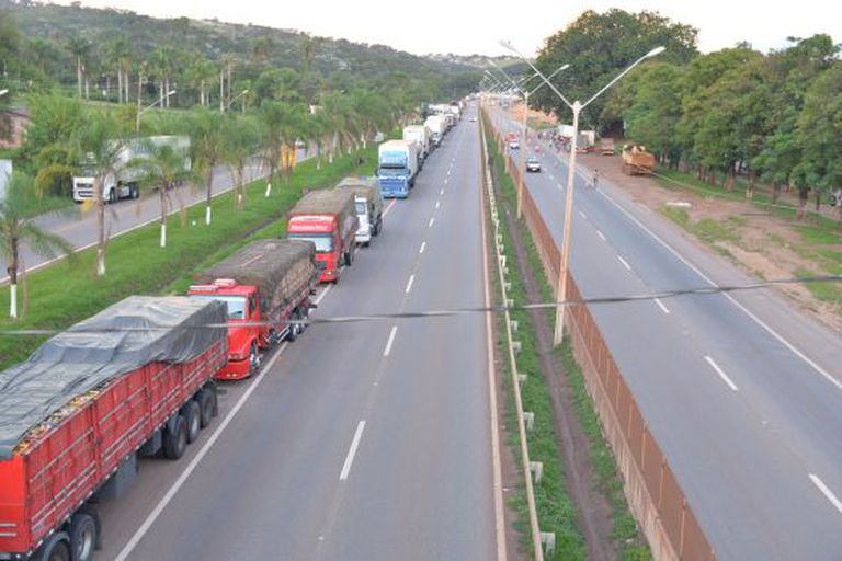 Caminhões parados na BR-381 em Igarapé (MG).