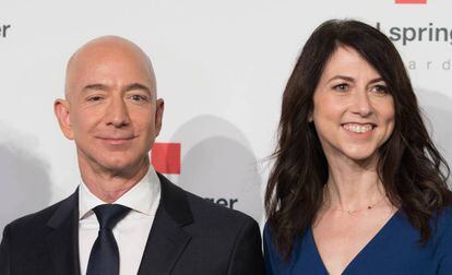Jeff Bezos e Mackenzie Bezos em abril de 2018, na Alemanha.