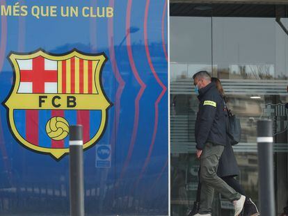 Agentes da polícia catalã entram na sede do FC Barcelona.