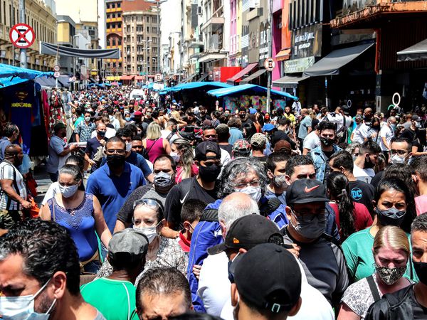 BRA51. SAO PAULO (BRASIL), 10/10/2020.- Transeúntes caminan por una vía comercial hoy, en el centro de Sao Paulo (Brasil). Brasil puede superar este sábado la barrera de los 150.000 muertos por coronavirus en medio de la indiferencia del Gobierno y la sociedad, que en buena parte se volcará al turismo en un fin de semana alargado por el festivo del lunes próximo. EFE/ Sebastiao Moreira